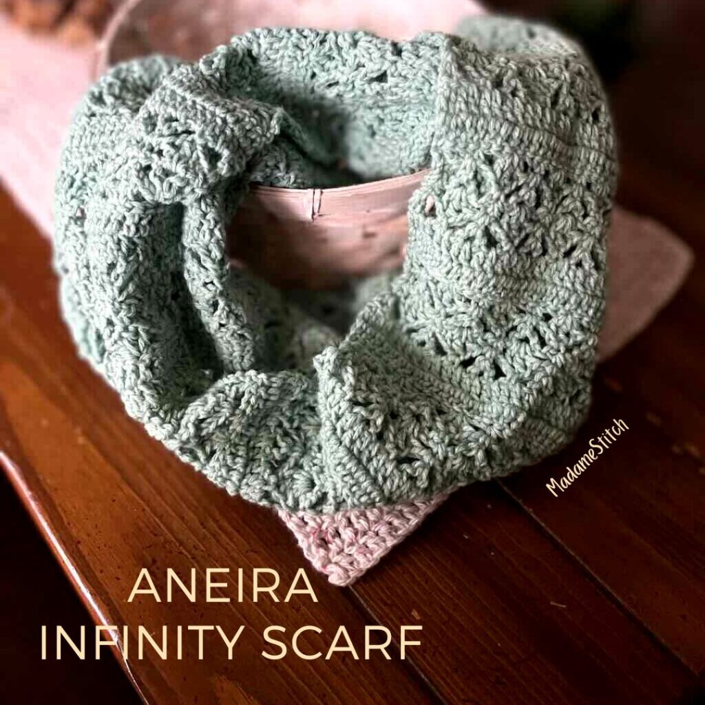 Cozy and Warm Crochet Infinity Scarf ::Free Pattern