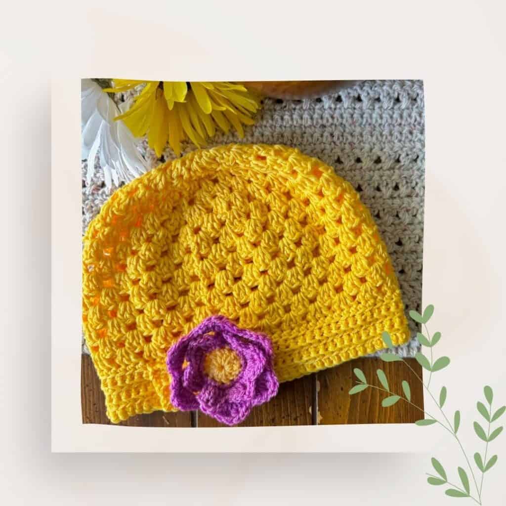 A photo of a granny stitch hat with daisies